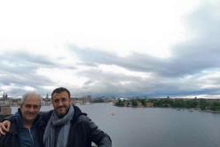 كاظم الساهر يلتقط صورا مع أخيه في زيارة لأوروبا