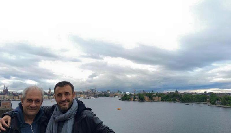 كاظم الساهر يلتقط صورا مع أخيه في زيارة لأوروبا