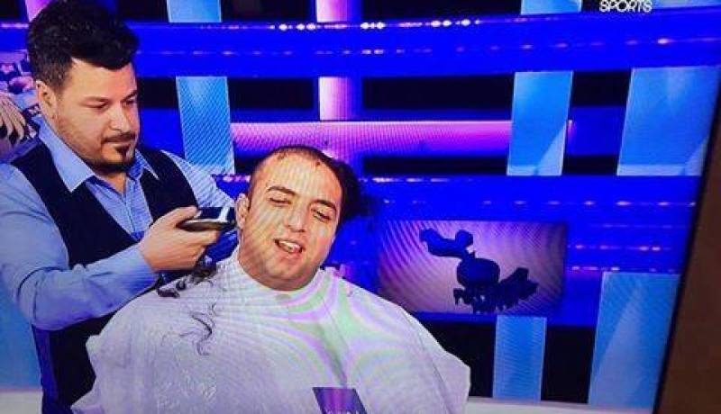 بالفيديو.. ليستر محرز يحلق شعر رأس ميدو على المباشر