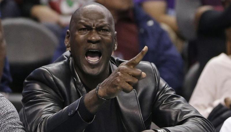 الأسطورة جوردان يساند كوري وينتقد ترامب