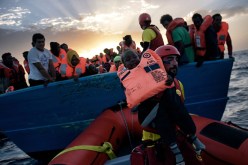 إيطاليا تستقبل سفينة على متنها 932 مهاجرا