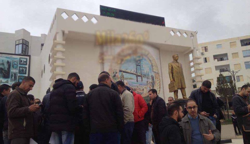 مكتتبو “عدل 2” بميلة ينظمون وقفة احتجاجية أمام مقر الولاية