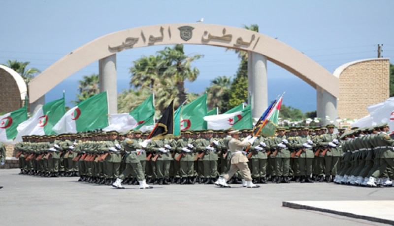الجيش يستلهم قدرته على تأمين البلاد من علاقته بالشعب