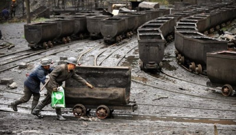 مقتل 16 عامل منجم واحتجاز 7 آخرين في منجم للذهب بالصين