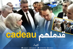 زمالي يفاجئ عاملتين في مصنع خاص ويقدم لهما هدية 