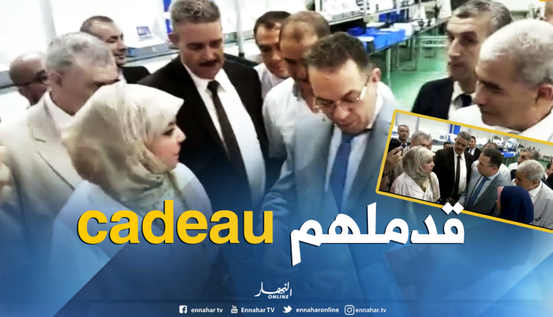 زمالي يفاجئ عاملتين في مصنع خاص ويقدم لهما هدية