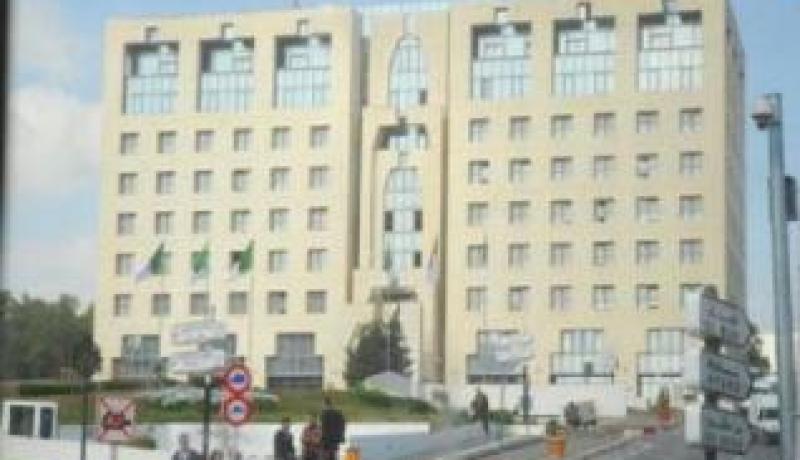 الجزائر تذكر بالضرورة السياسية للعودة السريعة إلى النظام الدستوري