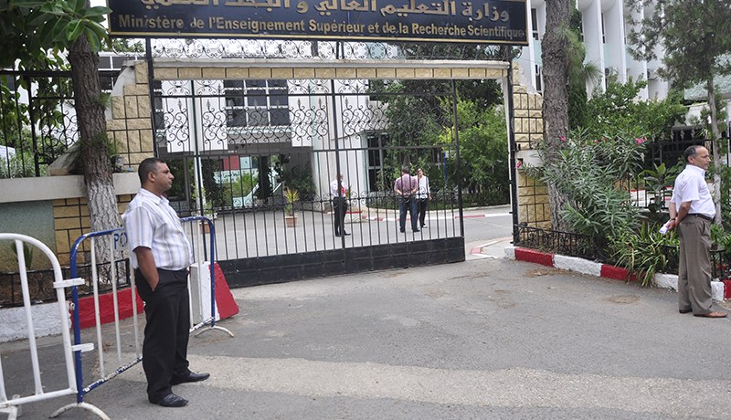 منع الأساتذة المسؤولين ورؤساء الأقسام مـن التدريـس بالجـامعـة