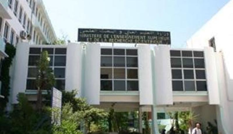وزارة التعليم العالي تحقق في فضيحة علمية وتوقيف الأستاذ الجامعي المتورط فيها