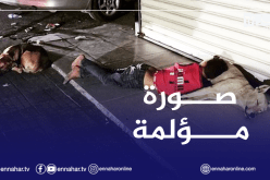 مشهد يُدمي القلب.. صورة لطفل سوري مُشرد يتوسد كلبا بالشارع تهز العالم!