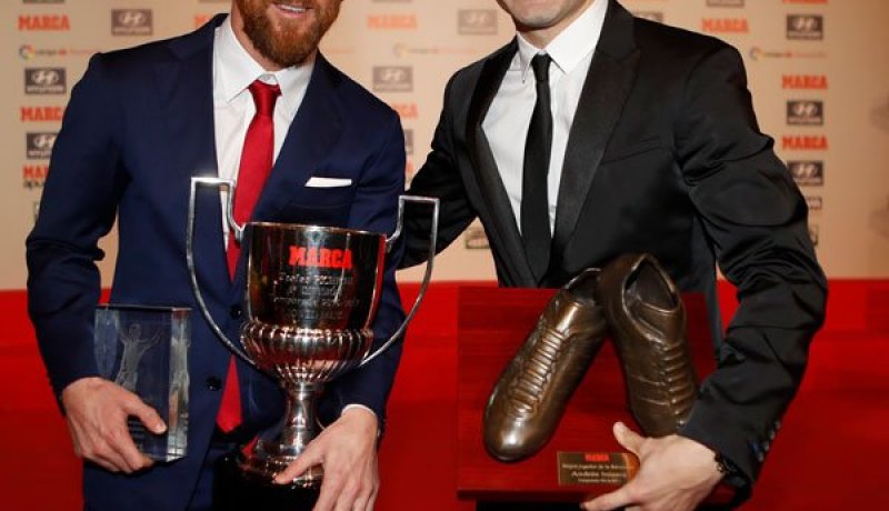 ميسي يتسلم جائزة “البيتشيشي” ويتفوق على رونالدو