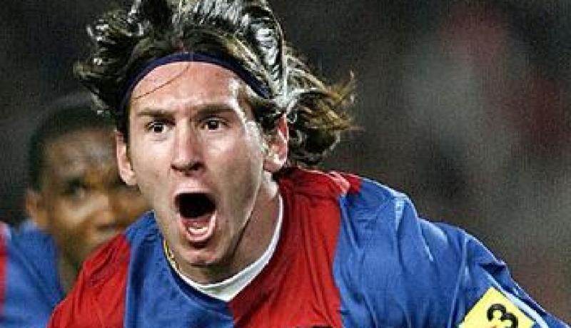 ميسي يواصل التألق ويقود برشلونة للفوز على سانتندر بالدوري الاسباني
