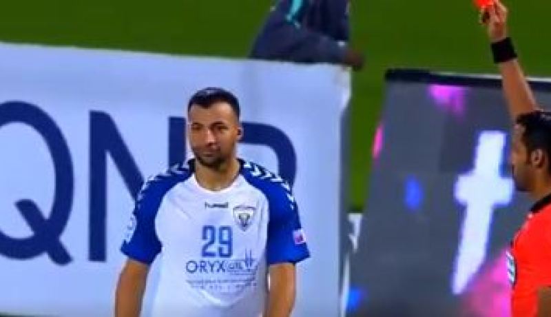 بالفيديو.. مُدافع الخضر يُطرد في الدوري القطري