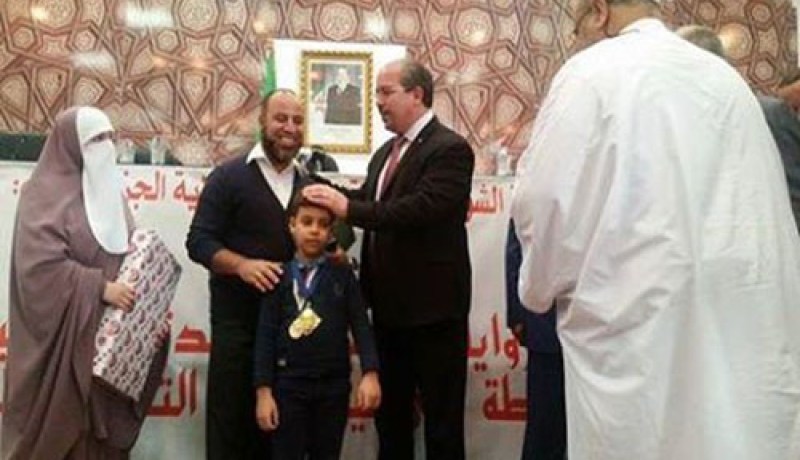 محمّد عيسى يكرّم الطفل النابغة