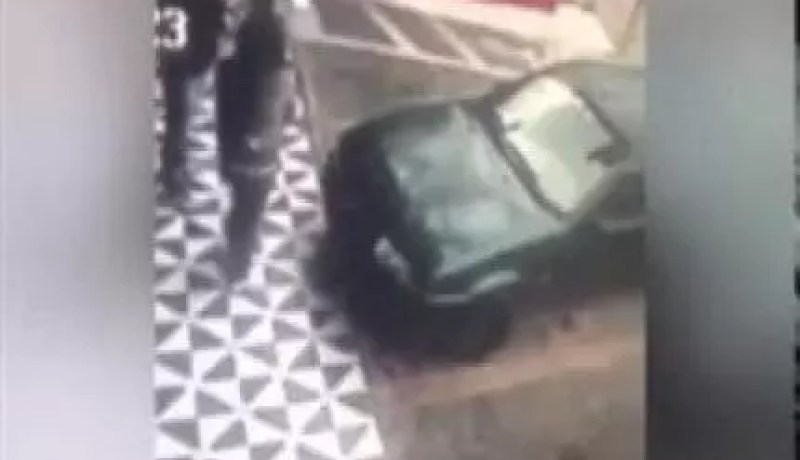 بالفيديو امرأة حاولت الجلوس على سيارة و صاحبها لقّنها درسا لن تنساه أبدا