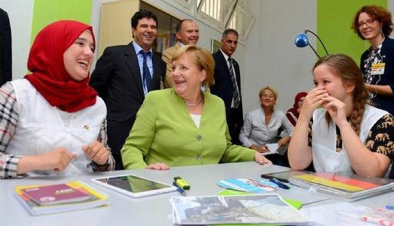 ميركل تزور ثانوية عائشة أم المؤمنين بالعاصمة