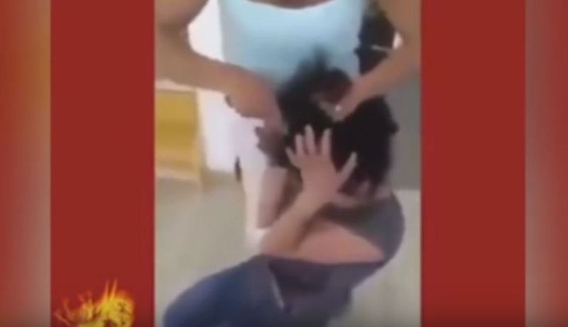 بالفيديو.. أم تحلق شعر ابنتها عقابا لسخريتها من مرضى السرطان