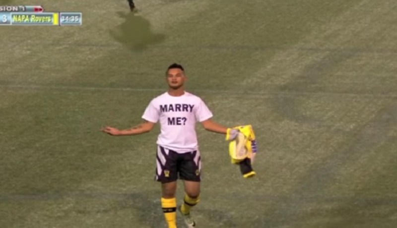 بالفيديو.. عرض زواج  يكلف لاعب بطاقة صفراء