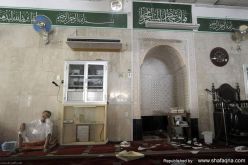 شاب يقتحم منبر إمام داخل مسجد وهو يعزف على القيثار في مراكش