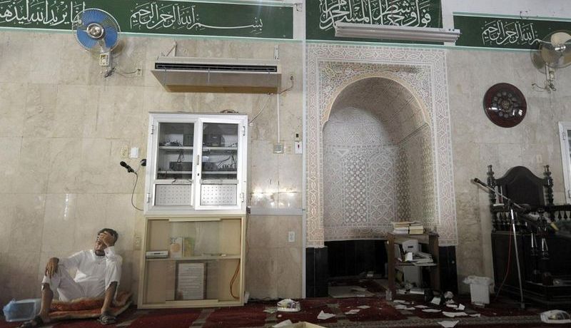 شاب يقتحم منبر إمام داخل مسجد وهو يعزف على القيثار في مراكش