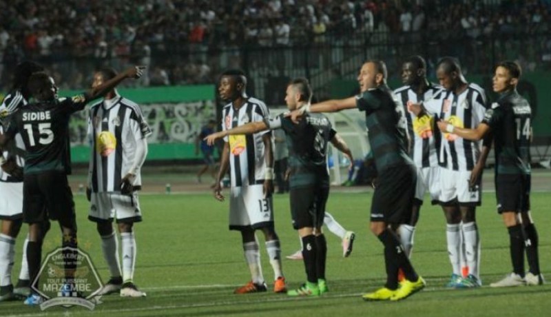 مولودية بجاية تتعادل مع تي بي مازمبي في ذهاب نهائي كأس الكاف