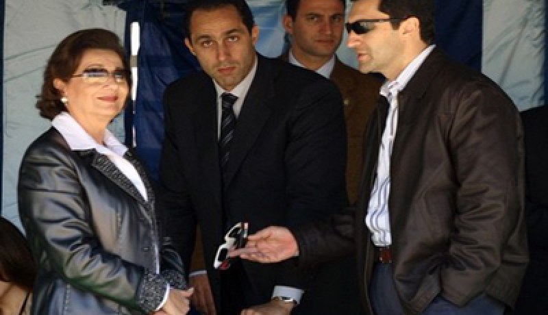 اقتتال بين أبناء سوزان عشية تنحية مبارك من الحكم