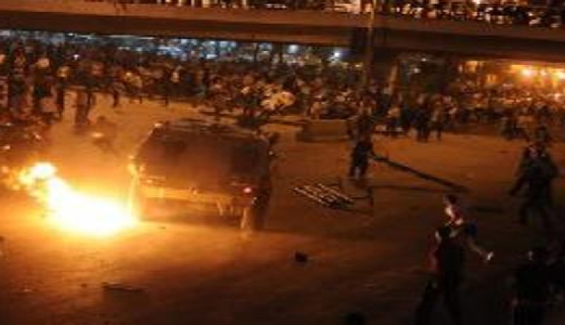 أربع  قتلى و ألوف المصابين في مظاهرات غاضبة في القاهرة
