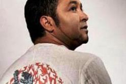 سمير تومي  محفوظ يغنيان للخضر بالدينار و الأورو نطير معاك يا الخضرا