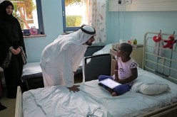 محمد بن راشد يتبنى طفلة عذّبها والدها وقتل شقيقتها