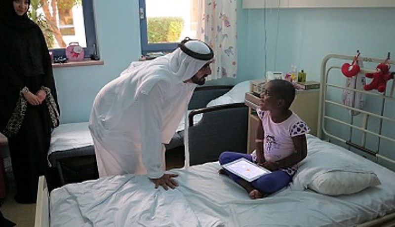 محمد بن راشد يتبنى طفلة عذّبها والدها وقتل شقيقتها