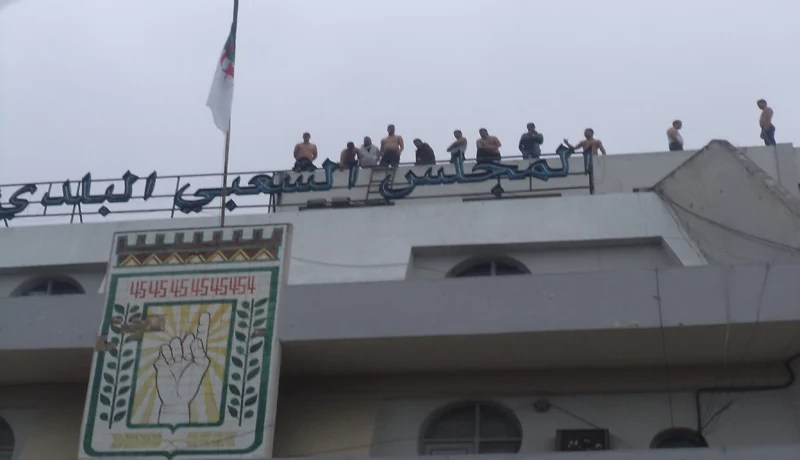 شباب غاضبون يحاصرون مقر الشرطة في بوسعادة