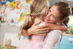 أم في حيرة.. إبنتي الوحيدة تعتبرني جلادها