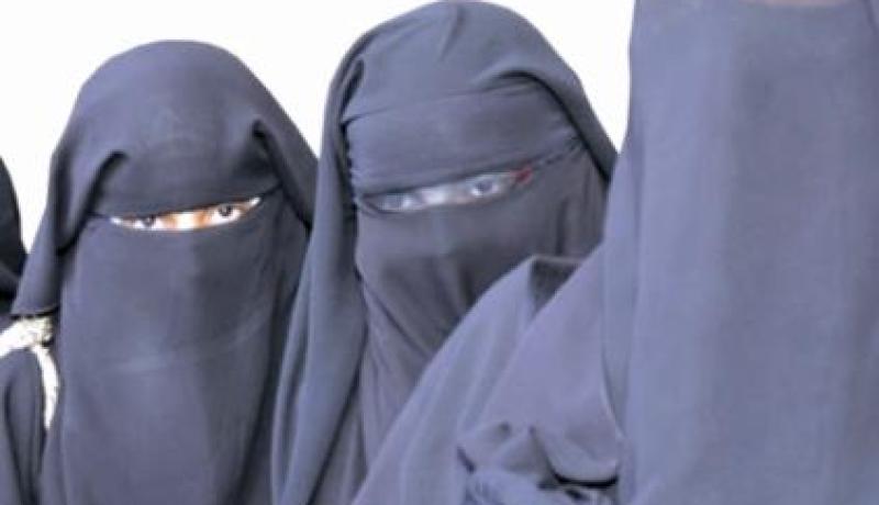 فرنسي يعرض عقاراته للبيع للتكفل بدفع غرامات المنقبات