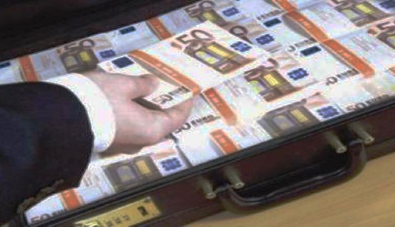 ‮أموال الجزائريين المودعة في‮ ‬البنوك الأوروبية في‮ ‬خطر‮‬