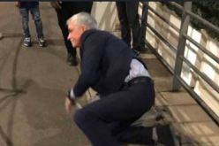 بالفيديو..مورينيو يسقط بطريقة كوميدية في مباراة إنجلترا وإسبانيا