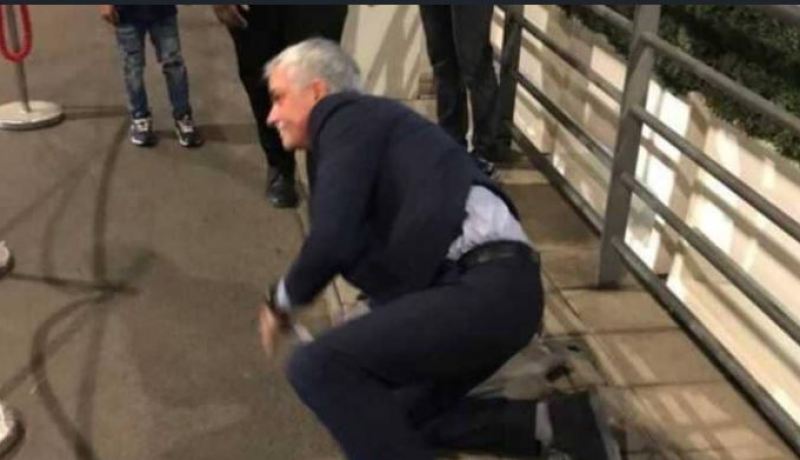 بالفيديو..مورينيو يسقط بطريقة كوميدية في مباراة إنجلترا وإسبانيا