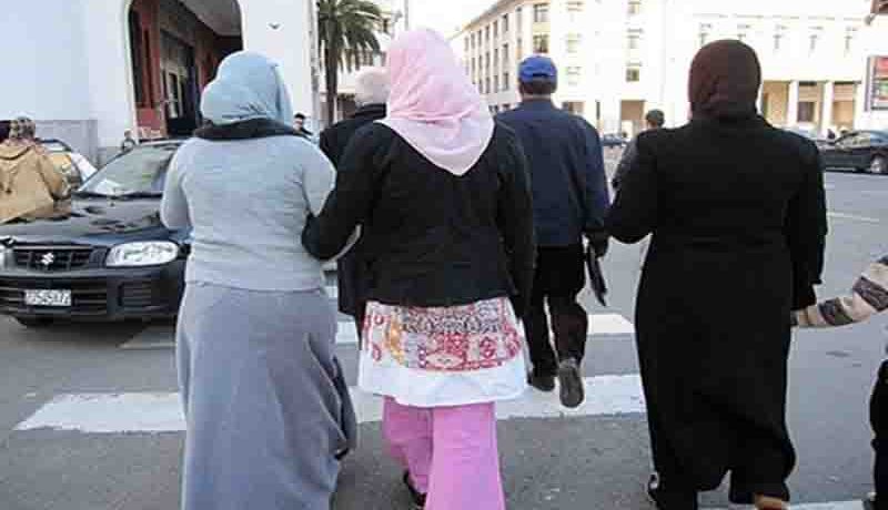 يفضل زوجي صحبة النساء الضالات.. وحلاقة ينفق عليها أكثر منا
