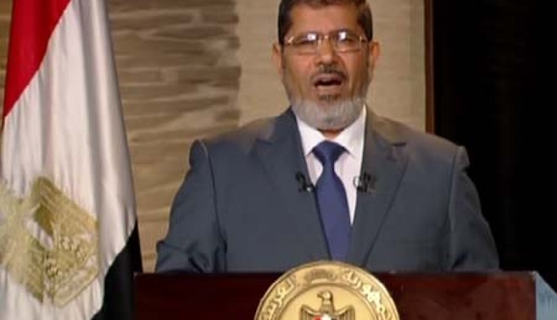 أنباء عن تراجع مرسي عن الإعلان الدستوري وتجميد الإعلان الاربعاء