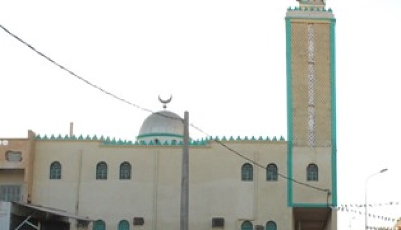 شيخ يتهجم على إمام بعد صلاة الجمعة