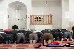 جزائريون يصلّون لغير ''القبلــــة''