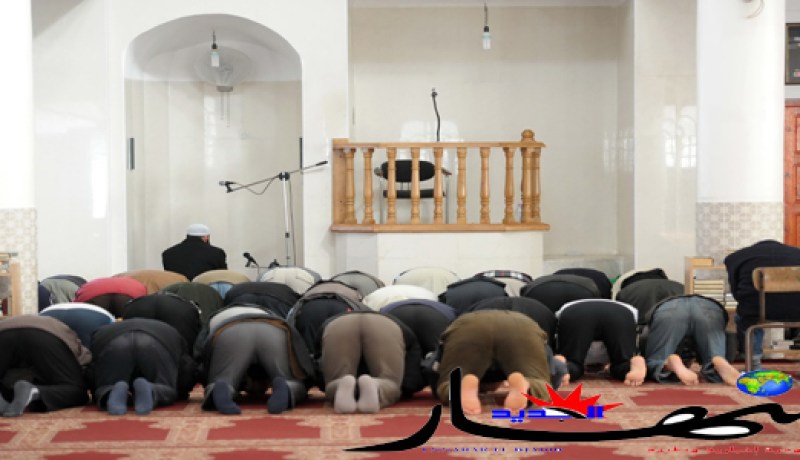 جزائريون يصلّون لغير ''القبلــــة''