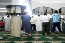 مساجد تتحول إلى حلبات للصراع بين أئمة ومصلين