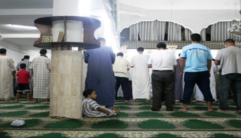 مساجد تتحول إلى حلبات للصراع بين أئمة ومصلين