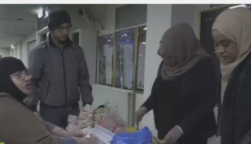 بالفيديو من انجلترا أكبر مساجد برمنغهام يُطعم المشردين والمحتاجين في أعياد الميلاد