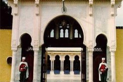 مصالح الأمن المدعمة بقوات مكافحة الشغب  تطوق قصر المرادية…الأمن يستعمل القوة ضد الأساتذة المتعاقدين ويعتقل  34 محتجا ومصورين