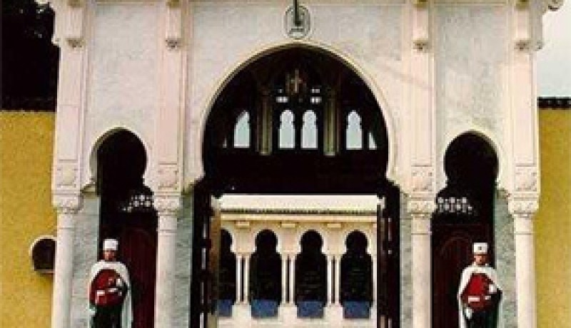 مصالح الأمن المدعمة بقوات مكافحة الشغب تطوق قصر المرادية…الأمن يستعمل القوة ضد الأساتذة المتعاقدين ويعتقل 34 محتجا ومصورين