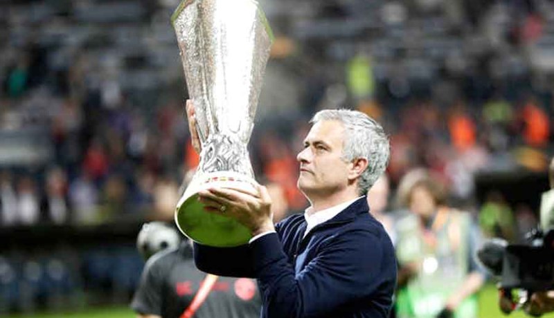 مورينيو يُضحى بـ«دي خيا» و206 مليون أورو لضم رونالدو وموراتا