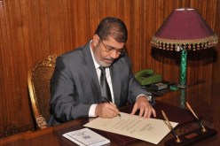 مرسى يوقع على مرسوم إنفاذ الدستور الجديد