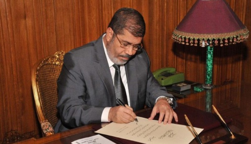 مرسى يوقع على مرسوم إنفاذ الدستور الجديد