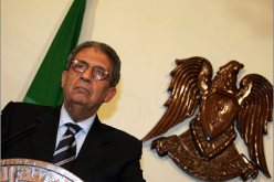 عمرو موسى يرمي المنشفة من الأمانة العامة لجامعة الدول العربية